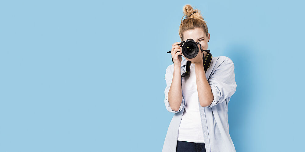 Junge Frau fotografiert, Kamera, Bewerbunsgfoto